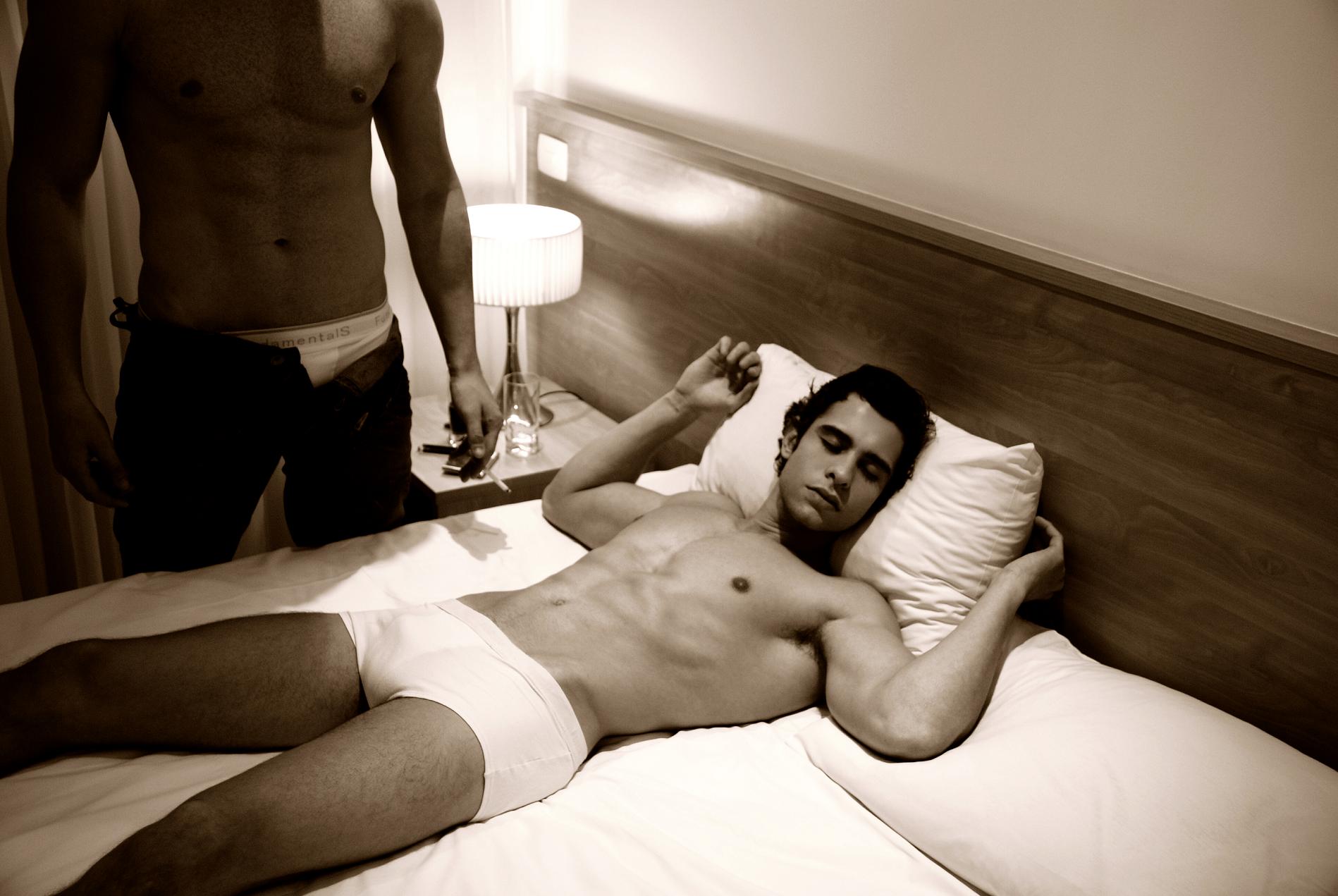 мужские фото в постели